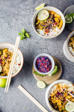 kase ve yemek çubukları çeşitli geleneksel Asya gıda kompozisyon, üst görünümü