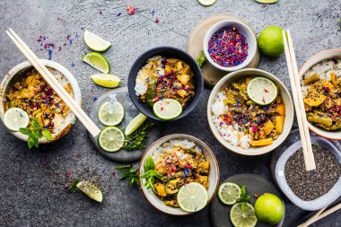 kase ve yemek çubukları çeşitli geleneksel Asya gıda kompozisyon, üst görünümü