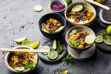 Kâselerdeki çeşitli geleneksel Asya yemeklerine yakın çekim