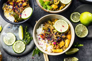 Kâselerdeki çeşitli geleneksel Asya yemeklerine yakın çekim