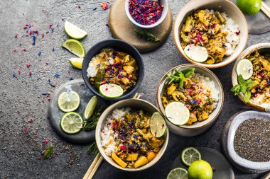 Kâselerdeki çeşitli geleneksel Asya yemeklerine yakın çekim