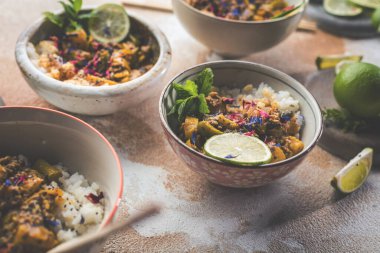 Kâselerdeki çeşitli geleneksel Asya yemeklerine yakın çekim