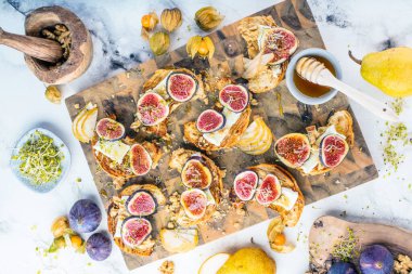 İncirli, armutlu, fındıklı ve ballı ev yapımı kruvasan manzarası.