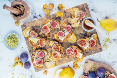 İncirli, armutlu, fındıklı ve ballı taze pişmiş kruvasan manzarası.