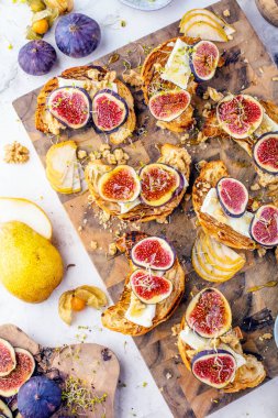 İncirli, armutlu, fındıklı ve ballı taze pişmiş kruvasan manzarası.