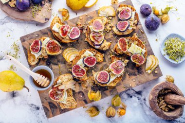 Lezzetli ev yapımı taze kruvasan, meyveli, fındıklı ve ballı.