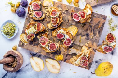 İncirli, armutlu, fındıklı ve ballı taze pişmiş kruvasanların yakın plan görüntüsü.