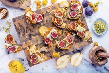 İncirli, armutlu, fındıklı ve ballı taze pişmiş kruvasanların yakın plan görüntüsü.