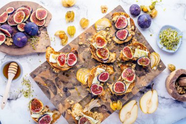 İncirli, armutlu, fındıklı ve ballı taze pişmiş kruvasanların yakın plan görüntüsü.