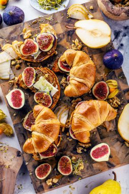 Lezzetli ev yapımı taze kruvasan, meyve, fındık ve bal.