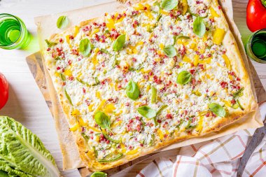 Lezzetli Flammkuchen Pizza 'nın en iyi manzarası. Geleneksel Tarte Flambee ile Creme Fraiche, Cream Cheese, Bacon ve Red Onions tahtada.