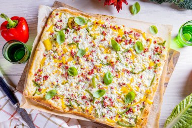 Lezzetli Flammkuchen Pizza 'nın en iyi manzarası. Geleneksel Tarte Flambee ile Creme Fraiche, Cream Cheese, Bacon ve Red Onions tahtada.