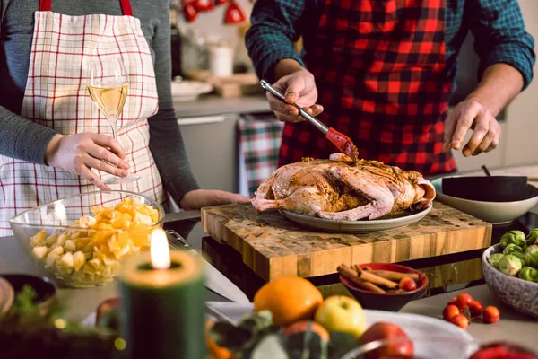 一緒にクリスマスの伝統的なディナーのために男と女の料理の作物のショット — ストック写真