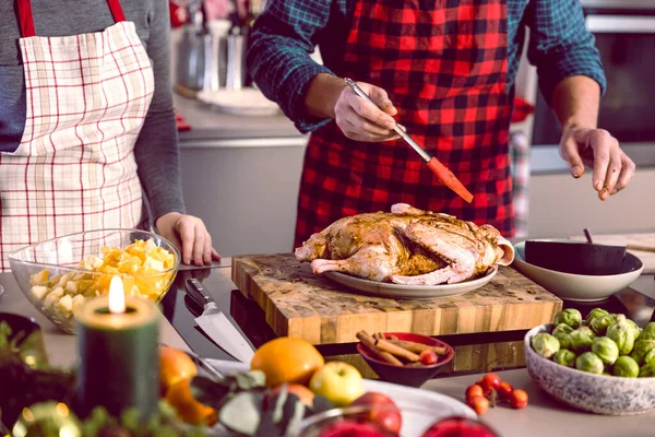 Geleneksel Noel yemeği için kadın ve erkeğin birlikte yemek pişirdiği sahneler. 