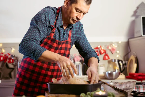 Мужчина Готовит Вкусную Здоровую Утку Гуся Домашней Кухне Рождество — стоковое фото