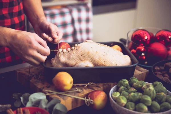 Oříznutý Záběr Muže Připravuje Lahodné Zdravé Vánoční Kachna Domácí Kuchyni — Stock fotografie
