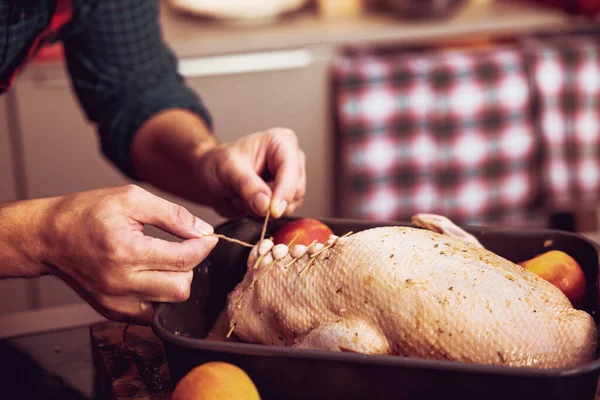 Крупным Планом Человек Готовит Вкусную Здоровую Пищу Домашней Кухне Рождество — стоковое фото