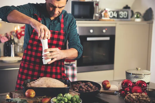 Hombre Añadiendo Especias Preparando Comida Deliciosa Saludable Cocina Casera Para —  Fotos de Stock