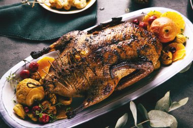 Şenlik masasında servis edilen gurme Noel ördeğinin yakın plan görüntüsü.