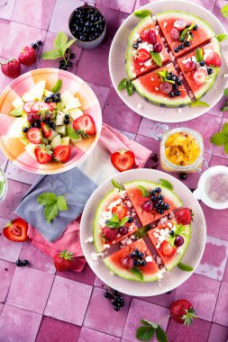 Meyveli taze yaz salatası.