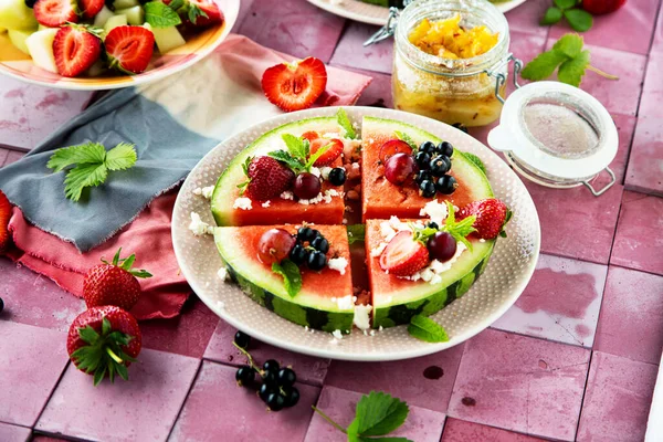 Frischer Sommersalat Mit Beeren Und Früchten — Stockfoto