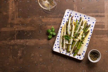 Tabakta yeşil ve beyaz kuşkonmaz. Lezzetli ve sağlıklı bölgesel sebzeler