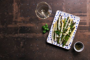 Tabakta yeşil ve beyaz kuşkonmaz. Lezzetli ve sağlıklı bölgesel sebzeler