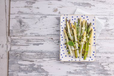 Tabakta yeşil ve beyaz kuşkonmaz. Lezzetli ve sağlıklı bölgesel sebzeler