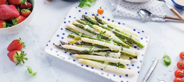 Espárragos Verdes Blancos Plato Verduras Regionales Sabrosas Saludables —  Fotos de Stock