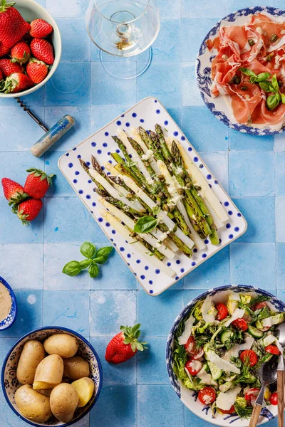 Espárragos Verdes Blancos Plato Verduras Regionales Sabrosas Saludables —  Fotos de Stock