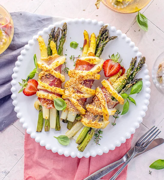 Espárragos Frescos Blancos Verdes Con Fresas Envueltas Hojaldre Con Delicioso —  Fotos de Stock