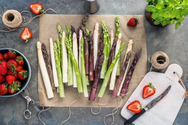 Çilekli, taze yeşil, beyaz ve mor kuşkonmaz.