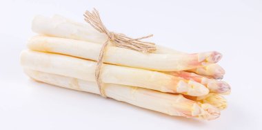 Beyaz arka planda çiğ taze kuşkonmaz. 