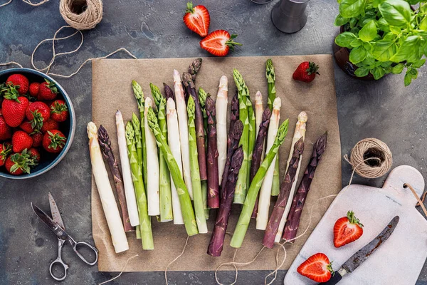 Raw Fresh Bunch Green White Purple Asparagus Strawberries Table — ストック写真