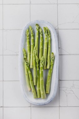 Mutfak arka planında taze organik yeşil kuşkonmaz ve metin için fotokopi alanı. Sağlıklı beslenme konsepti.