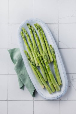 Mutfak arka planında taze organik yeşil kuşkonmaz ve metin için fotokopi alanı. Sağlıklı beslenme konsepti.