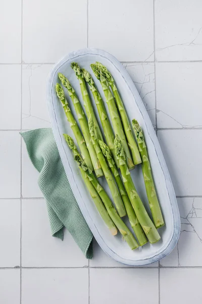 Mutfak arka planında taze organik yeşil kuşkonmaz ve metin için fotokopi alanı. Sağlıklı beslenme konsepti.