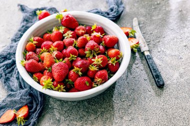 Koyu renkli taş masadaki olgun çilekler..