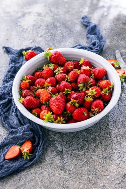 Koyu renkli taş masadaki olgun çilekler..