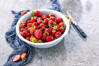 Koyu renkli taş masadaki olgun çilekler..