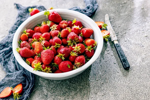 Koyu renkli taş masadaki olgun çilekler..