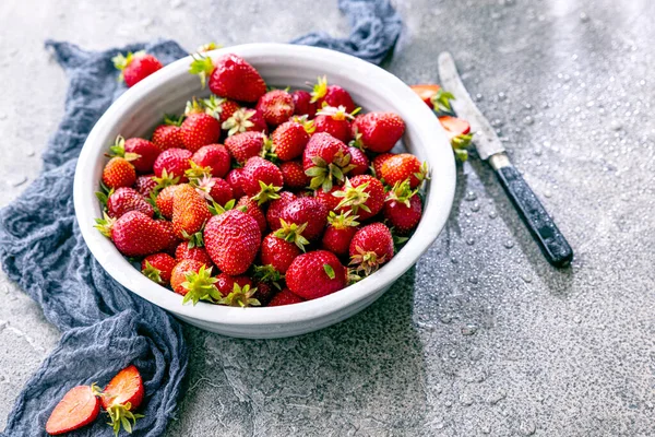 Koyu renkli taş masadaki olgun çilekler..
