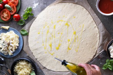 Mutfakta pizza yapma Şef baker closeup el.