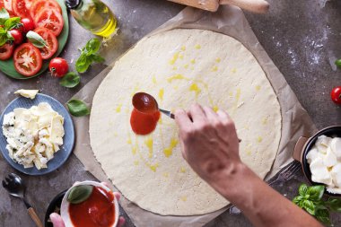 Mutfakta pizza yapma Şef baker closeup el.