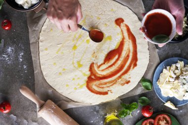 Mutfakta pizza yapma Şef baker closeup el.