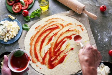 Mutfakta pizza yapma Şef baker closeup el.