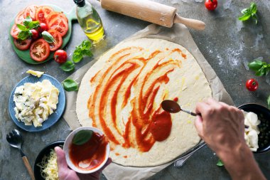 Mutfakta pizza yapma Şef baker closeup el.