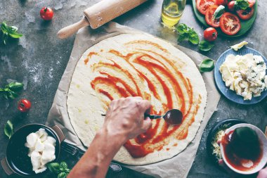 Mutfakta pizza yapma Şef baker closeup el.