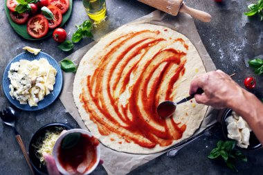 Mutfakta pizza yapma Şef baker closeup el.