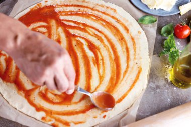 Mutfakta pizza yapma Şef baker closeup el.